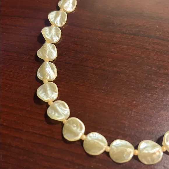 Elegant Pearl Necklace - Picture 2 of 4